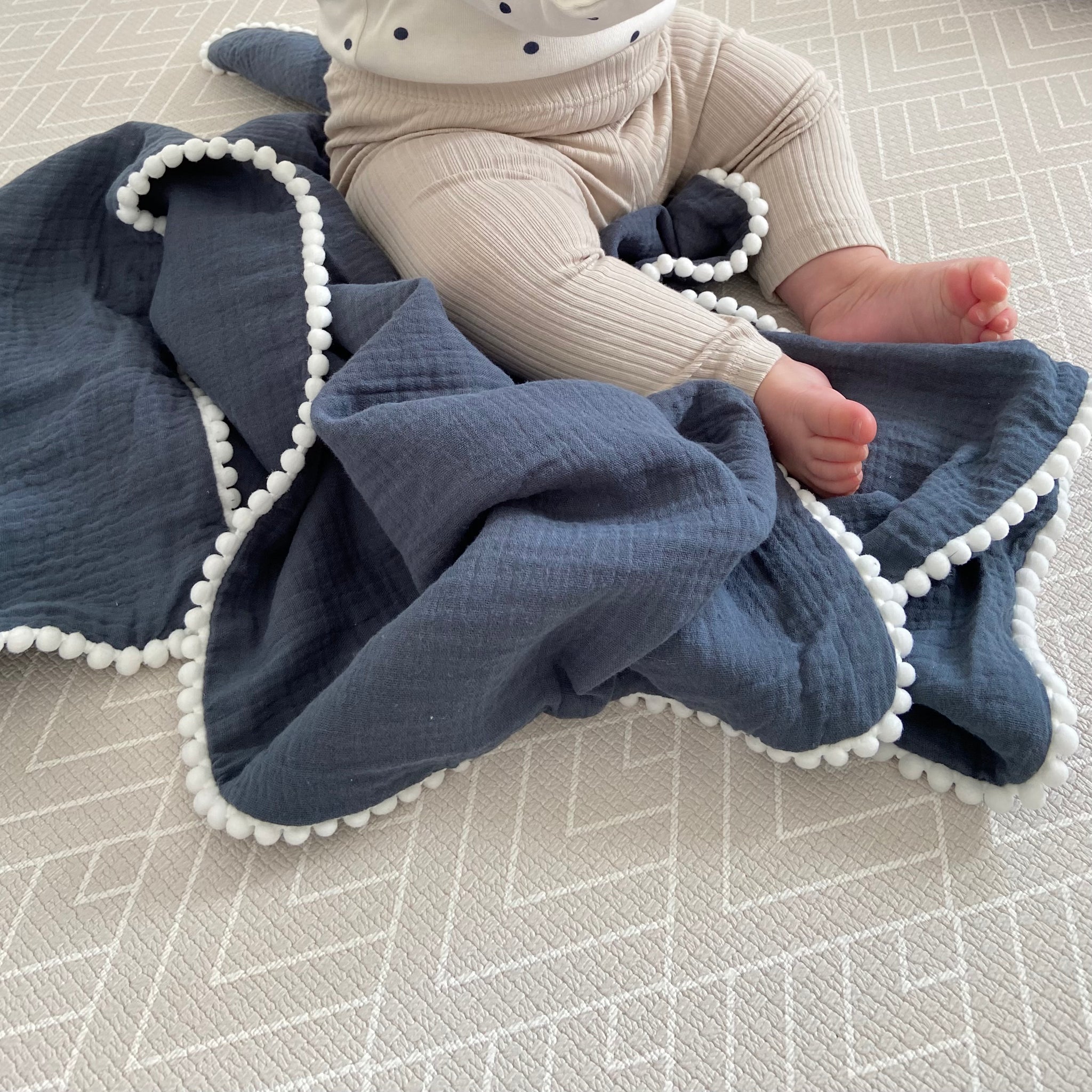Pom Pom Cuddle - Outlet – Musthud